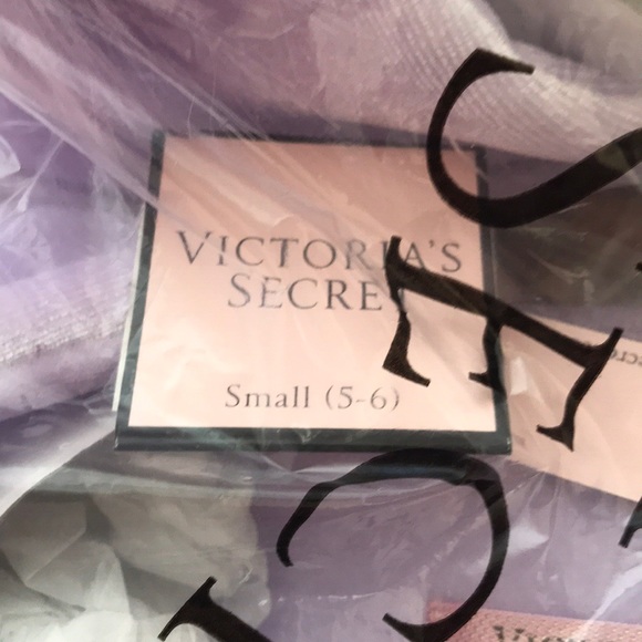 NWT Victoria’s Secret Pom Pom Velvet Slippers - Picture 4 of 5